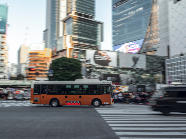 渋谷の街を走るドーモくんが描かれたバス