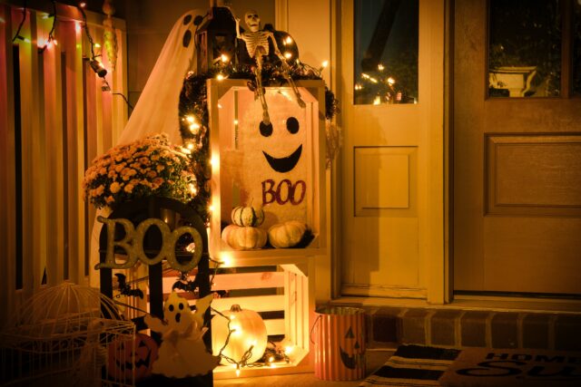 ハロウィンの飾りつけがされている玄関